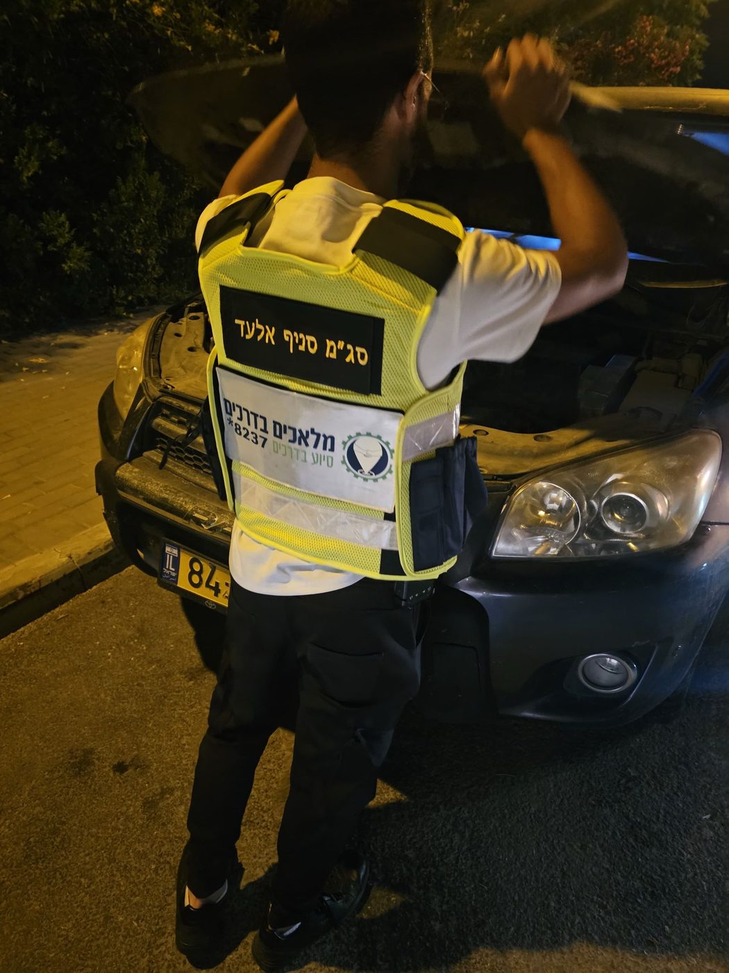 מתנדב מלאכים בדרכים מטפל ברכב שנתקע בלילה